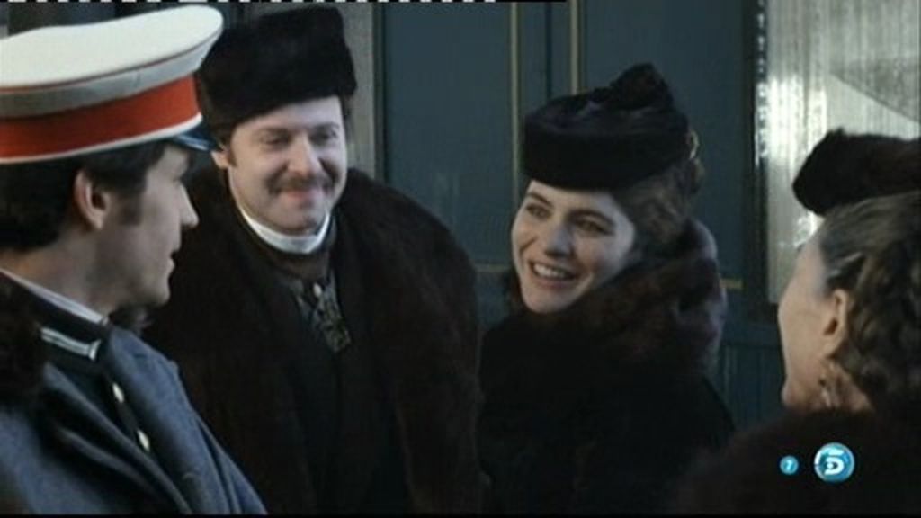 Anna y Vronsky se ven por primera vez
