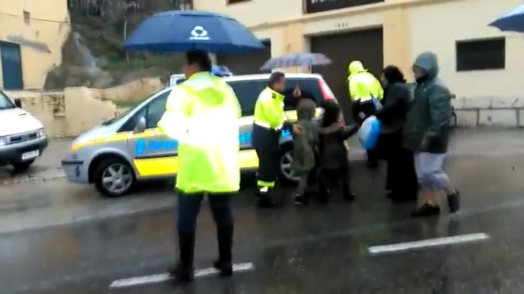Vecinos evacuados en Onteniente por las intensas lluvias