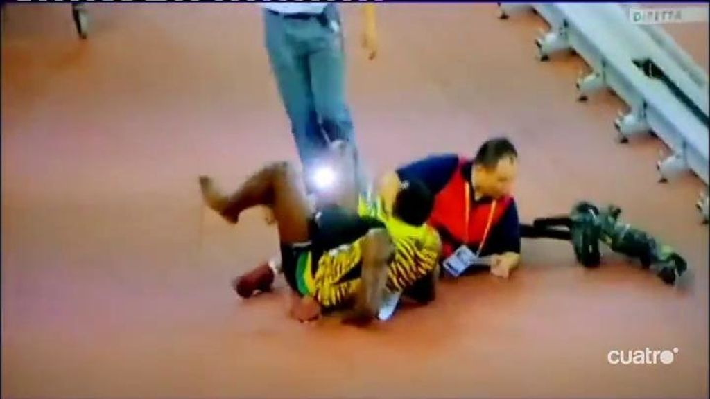 ¡Un cámara chino tropieza y tira al suelo a Bolt en la celebración del oro en los 200 metros!