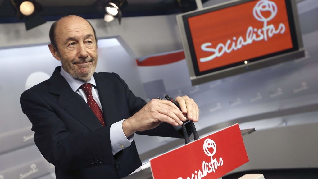 Rubalcaba deja la dirección del PSOE y convoca un Congreso extraordinario