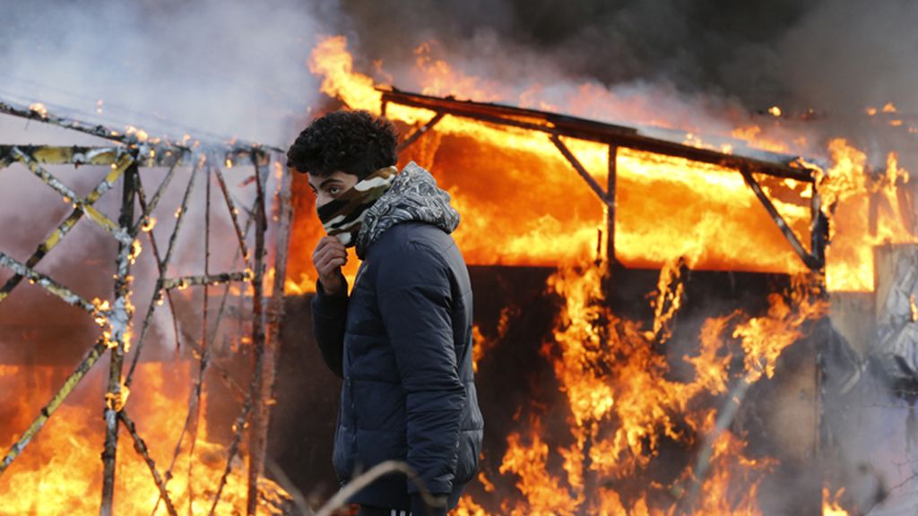 Siguen los enfrentamientos en Calais por el desmantelamiento de La Jungla