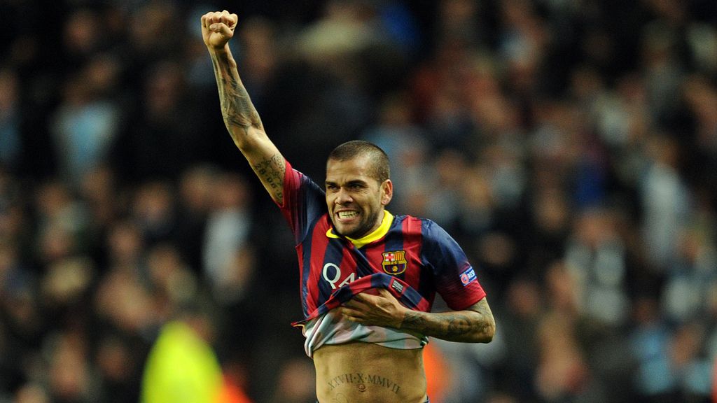 Dani Alves ya sabe que su nombre suena en la lista de bajas del Barça