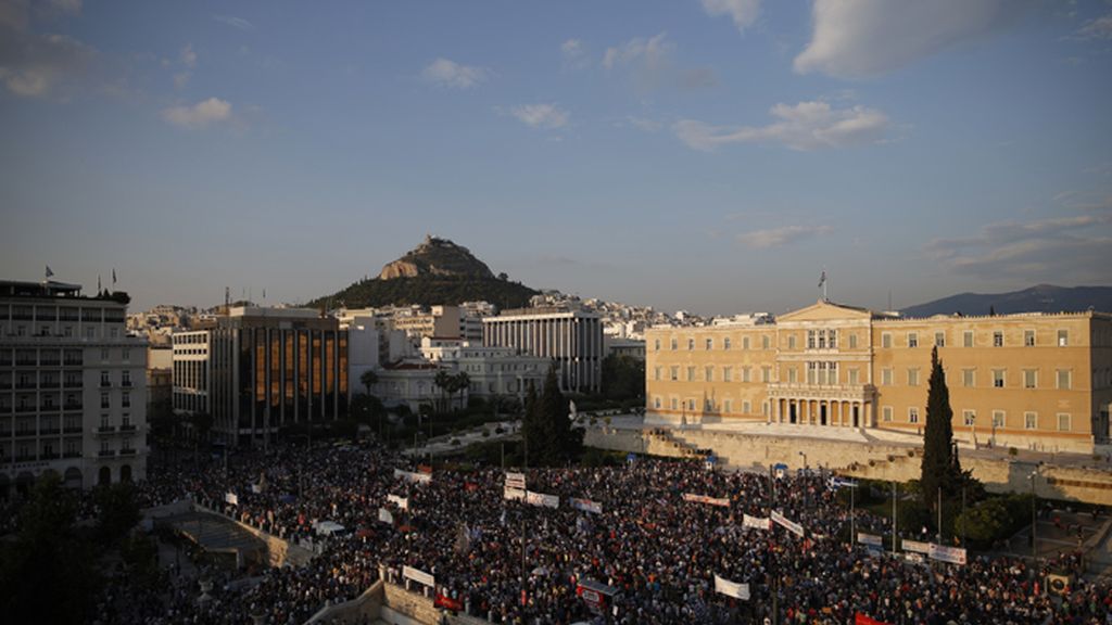 Apoyo masivo del pueblo griego a su gobierno en la plaza Syntagma