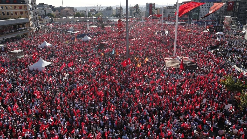 La oposición turca sale a la calle por primera vez tras el fallido golpe de Estado