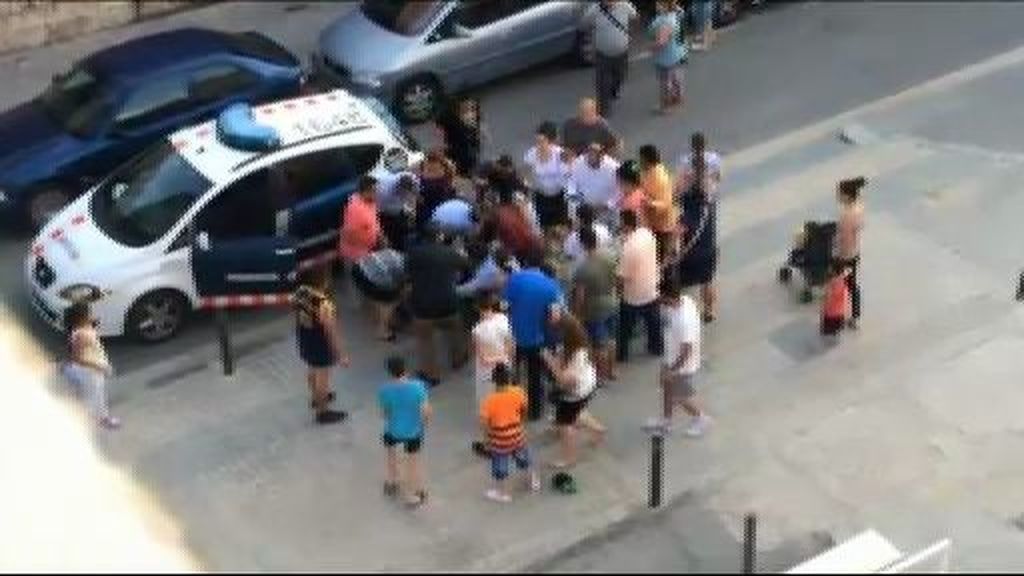 Los Mossos identifican a dos personas por las agresiones tras atropellar a un niño