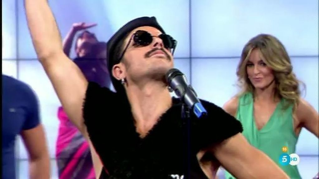 Rodrigo Cuevas, el Freddie Mercury del folclore asturiano, canta en directo