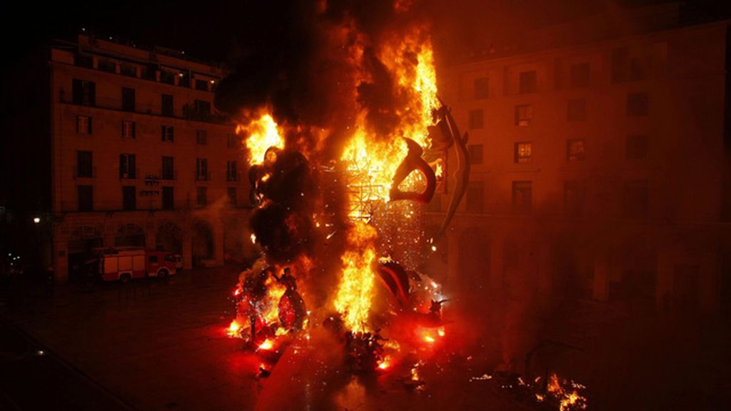 Alicante arde en la nit de la cremá