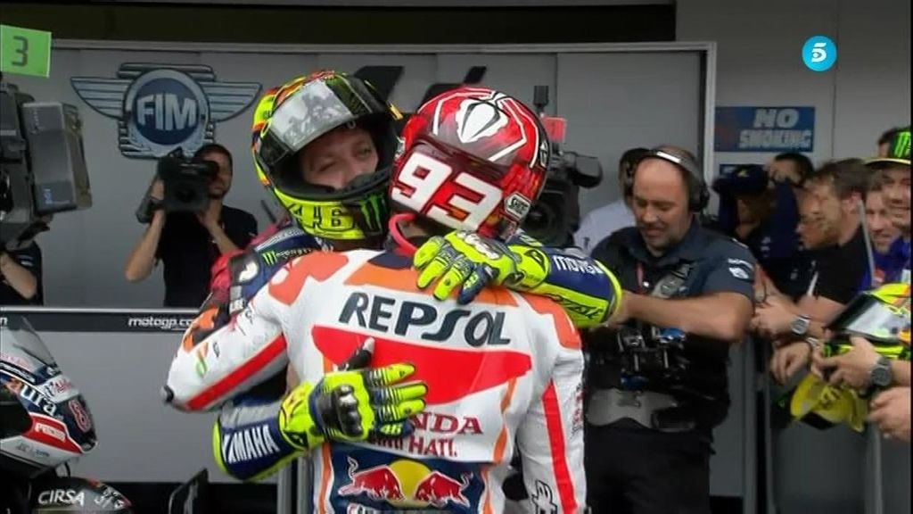 Así fue el abrazo de la 'reconciliación' entre Valentino Rossi y Márquez en Jerez