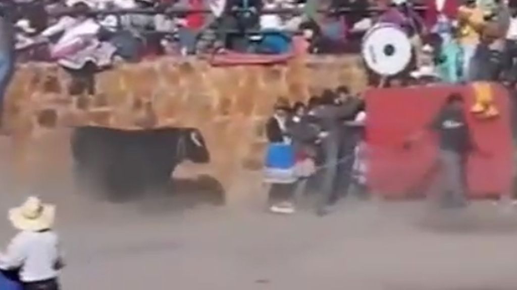 Un toro siembra el pánico tras irrumpir en pleno festejo en una plaza de Perú