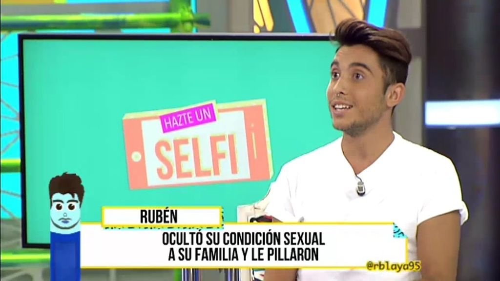 Rubén tuvo que confesar a su madre que era gay en una comisaría