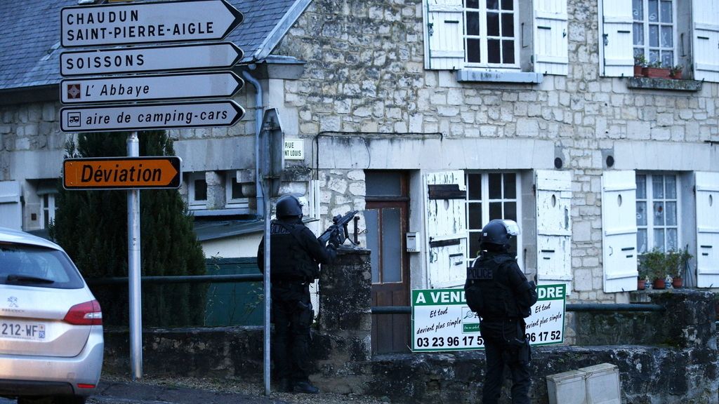 La policía francesa busca a los dos terroristas al norte de París