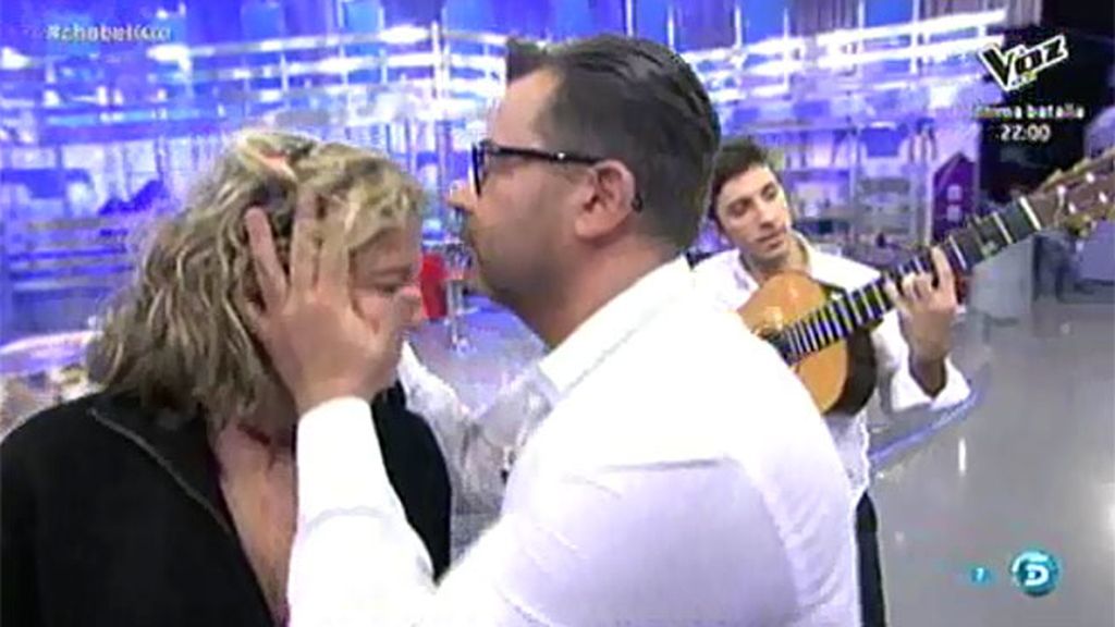 J.J. camina… Manuel Amador toca la guitarra