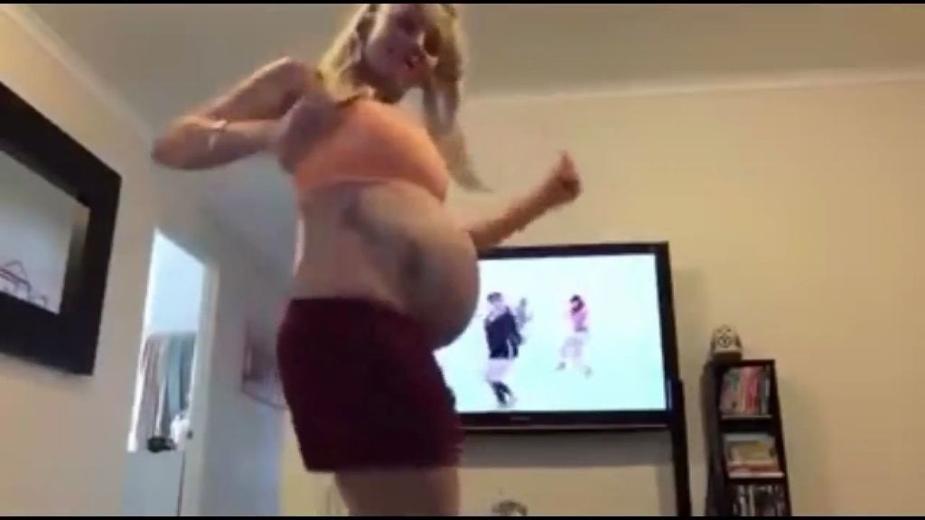 Una embarazada baila una canción de Justin Bieber para romper aguas