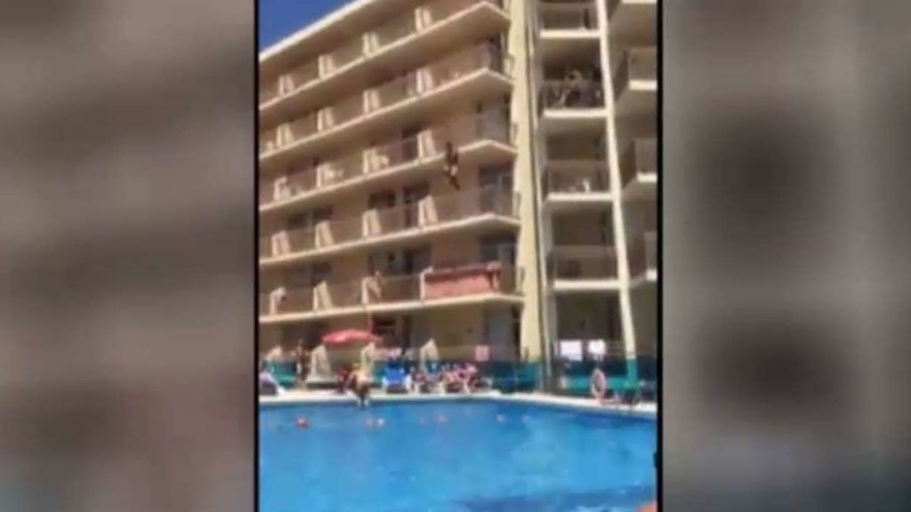 Un turista se tira a la piscina desde la azotea de un hotel y sale ileso