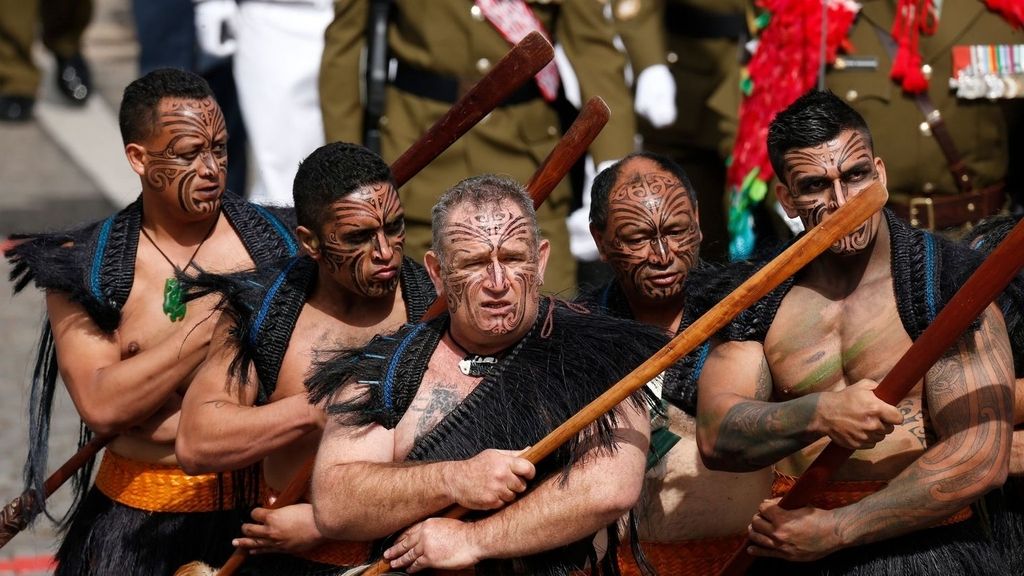 El pelo de Hollande y los maoríes, estrellas del desfile del 14 de julio en Francia