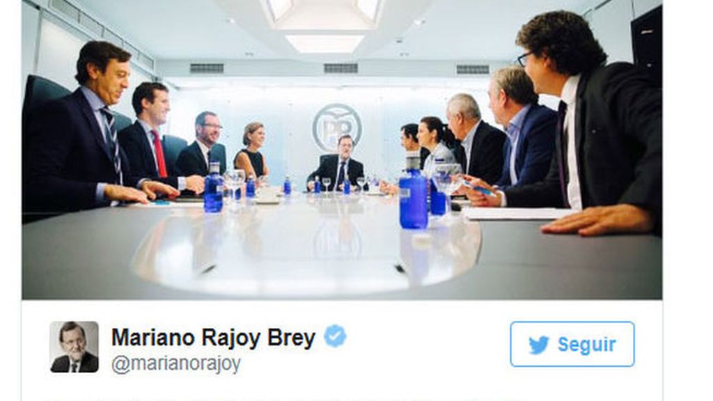 Rajoy se reúne con los suyos y transmite una imagen de prudencia