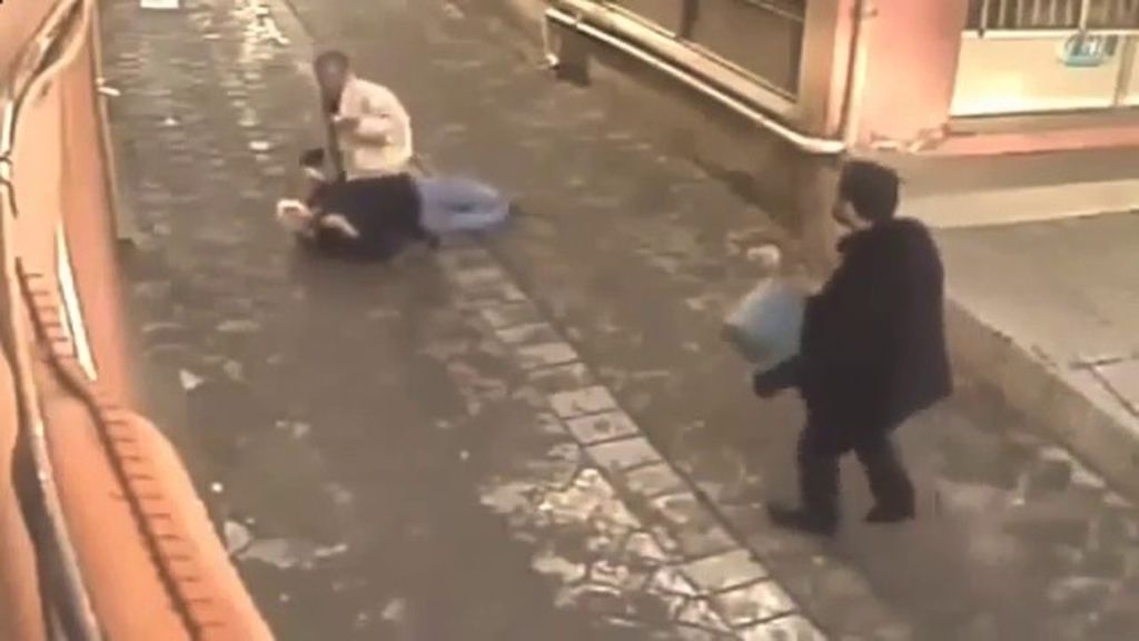 Un hombre salva a una mujer en Turquía de morir apuñalada por su marido