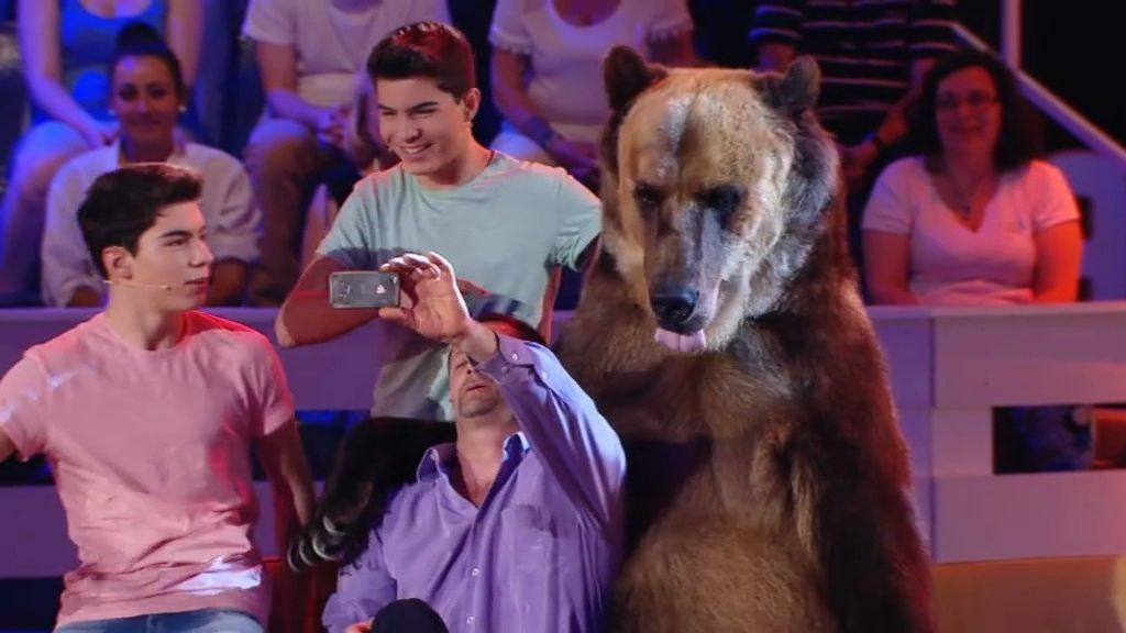 Los ‘Gemeliers’ se hacen un selfie con… ¡un oso de 300 kilos!