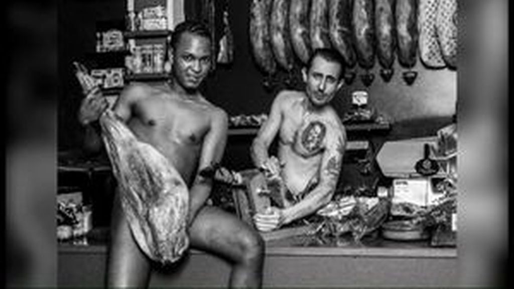 Comerciantes del barrio barcelonés de San Antoni se desnudan en un calendario solidario