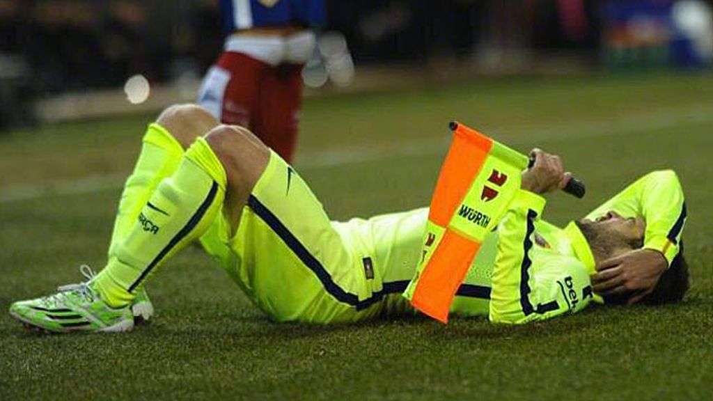 ¡Jordi Alba se queda KO en la banda tras un golpe del línea con el banderín!