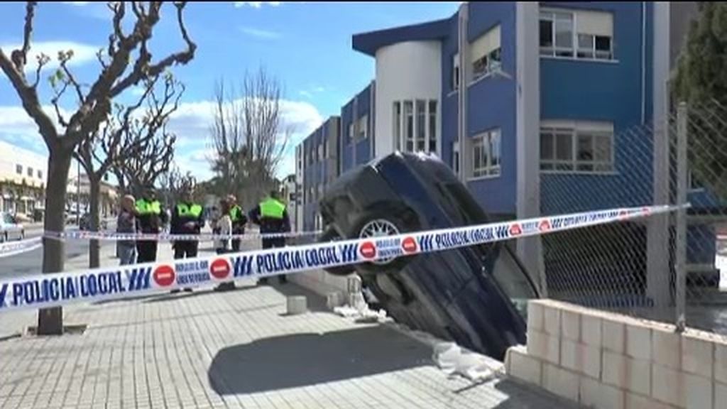 Aparatoso accidente sin consecuencias contra el muro de un colegio en Elda, Alicante
