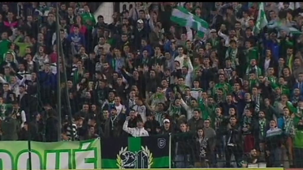 Aficinados radicales del Betis dedican cánticos en apología de la violencia de género