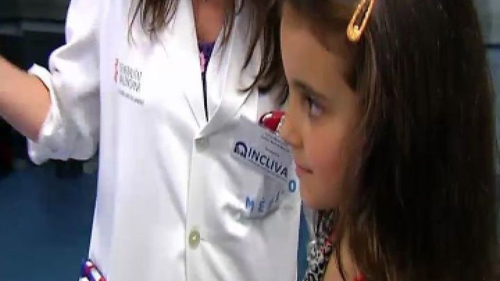 Una niña dona el regalo de su comunión para investigar el cáncer