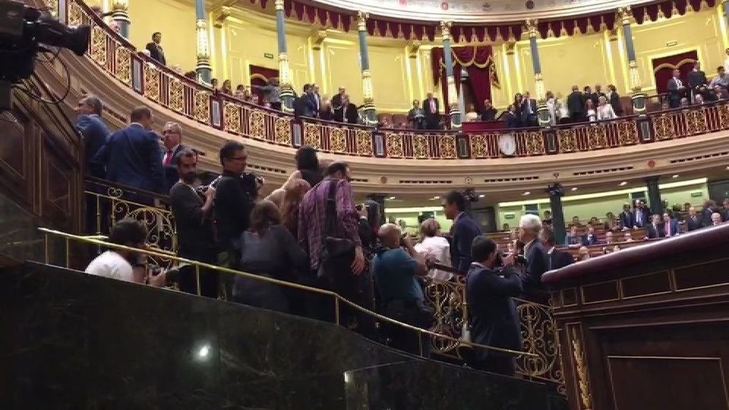 Pedro Sánchez llega a su escaño en el hemiciclo para escuchar el discurso de Rajoy