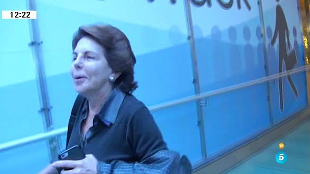 Patricia Llosa sonríe ante las preguntas sobre su exmario e Isabel Preysler