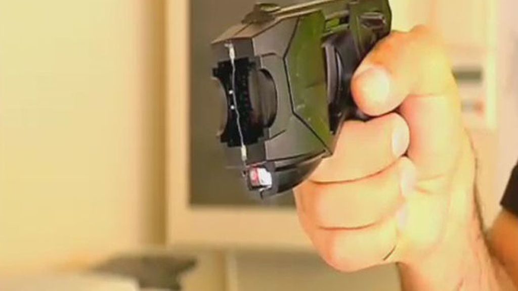 Esto es lo que se siente cuando pruebas en tus carnes una pistola láser de los Mossos