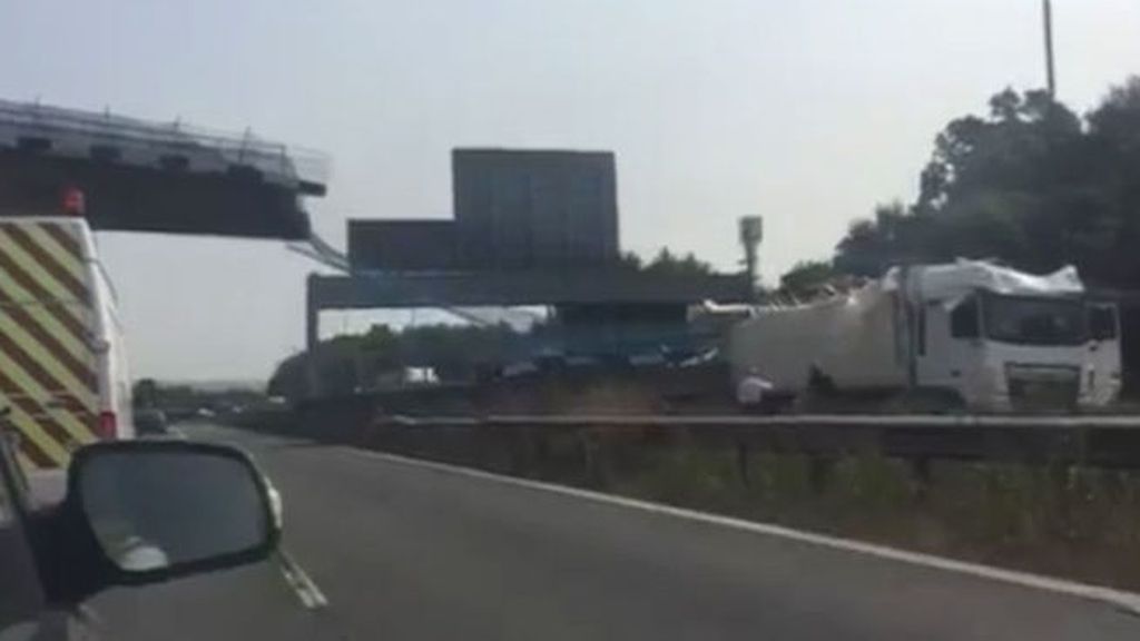 Un puente se derrumba sobre una autopista y parte en dos un camión