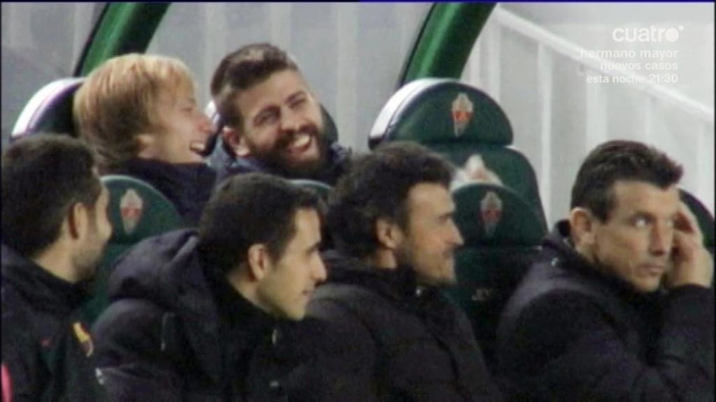Luis Enrique recupera la sonrisa en el banquillo por las bromas de Piqué