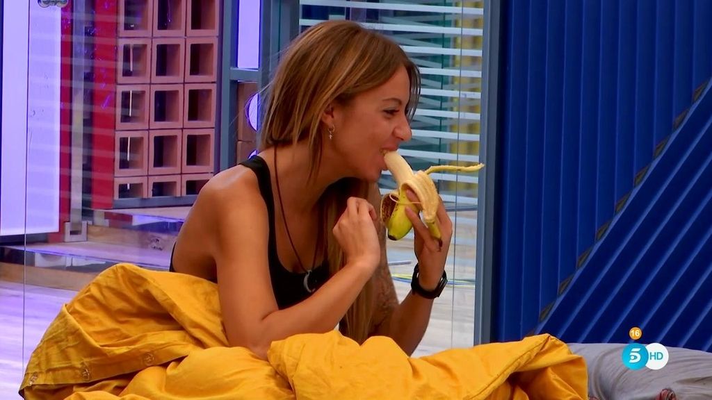 Alain disfruta al ver a Rebeca comerse un plátano: “Sí, sí, a ver que lo vea”