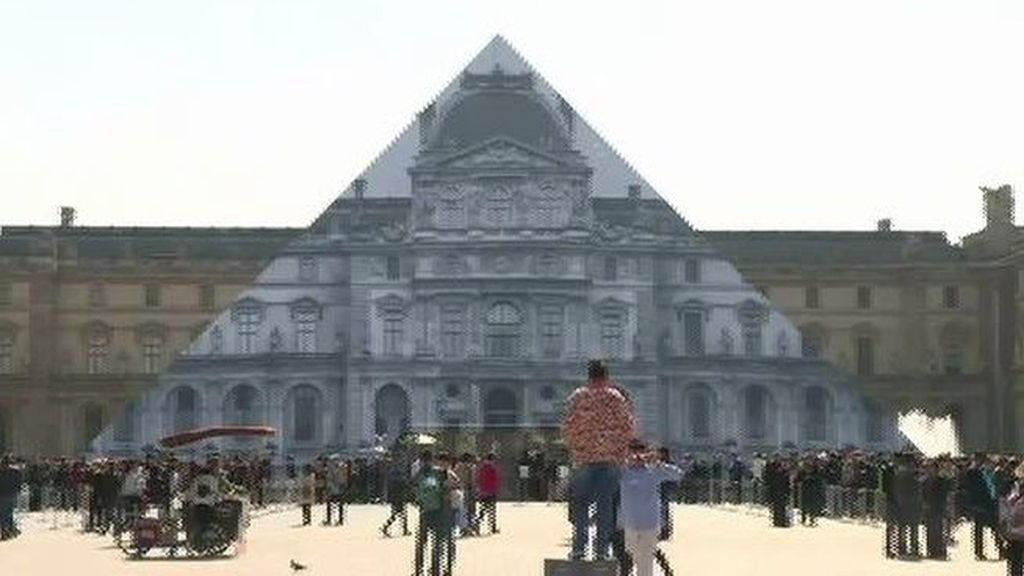 La pirámide del Louvre desaparece por "arte" de magia