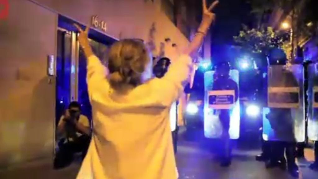 Una señora se encara contra los Mossos en el barrio de Gràcia