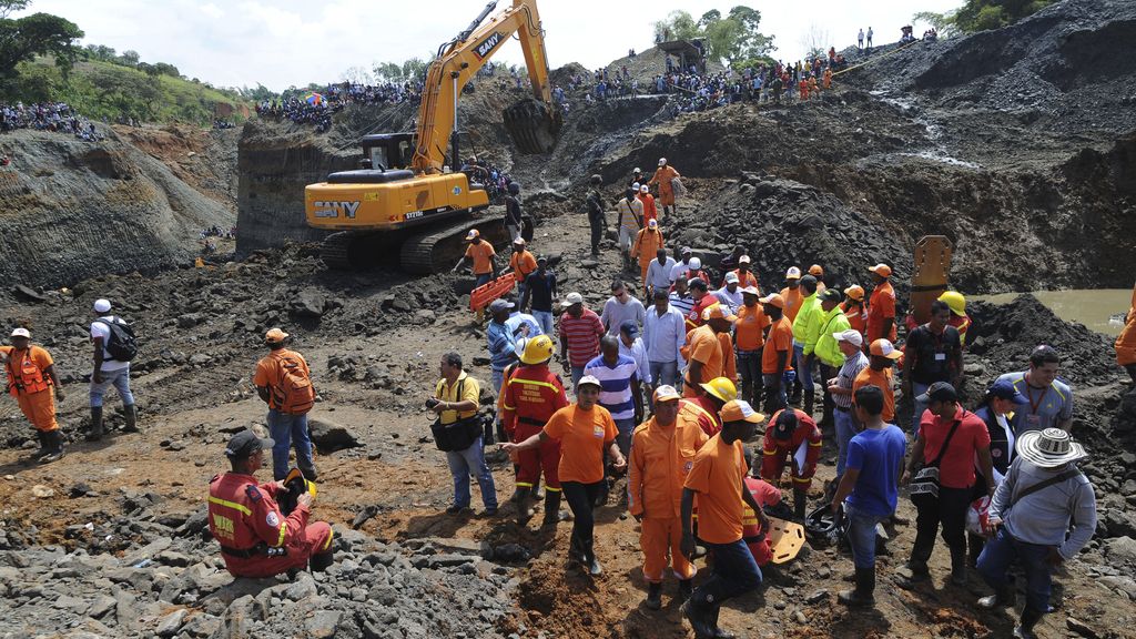 Tres muertos y 30 desaparecidos en el derrumbe de una mina en Colombia