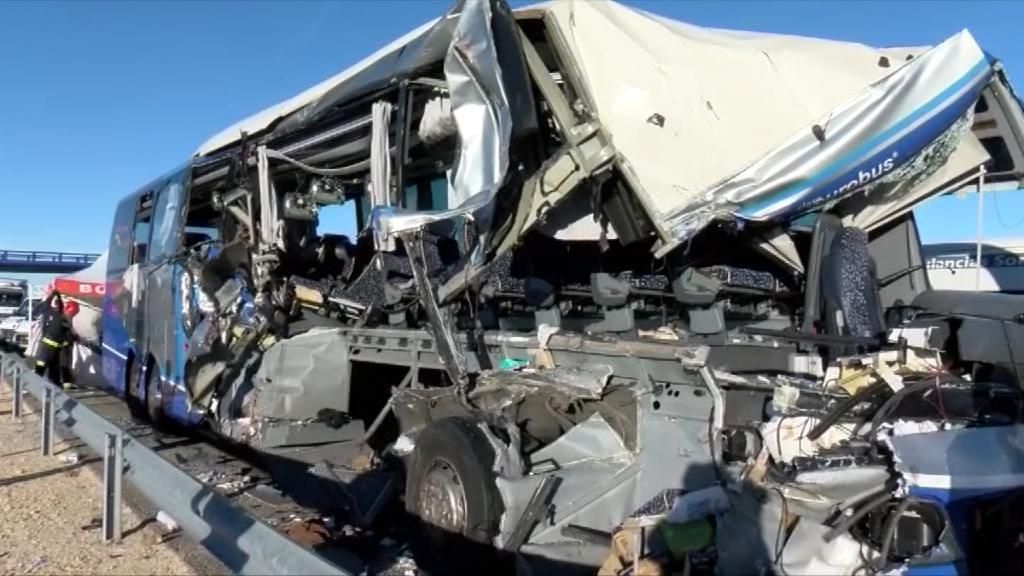 Un grave accidente en Soria entre una camión y un autobús deja una fallecida