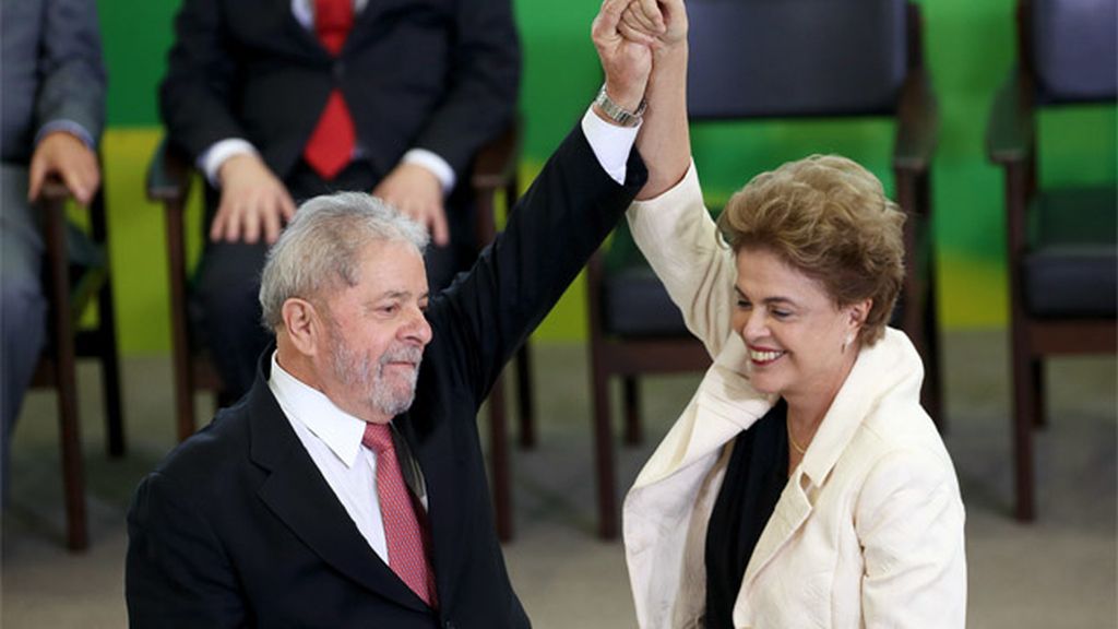 Lula da Silva aplaude durante su toma de posesión como ministro de la Casa Civil