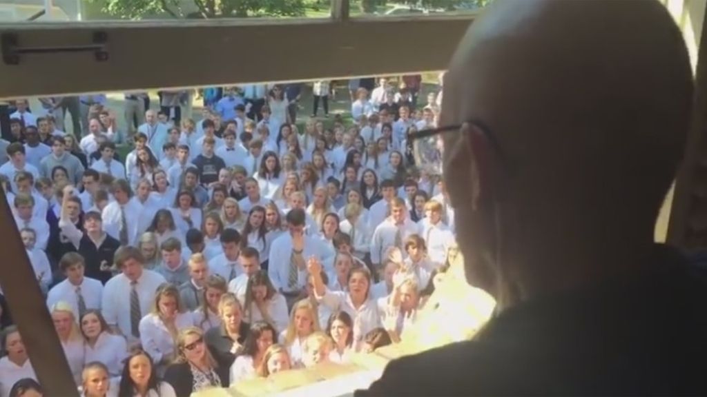 Cientos de alumnos cantan para animar a su profesor enfermo