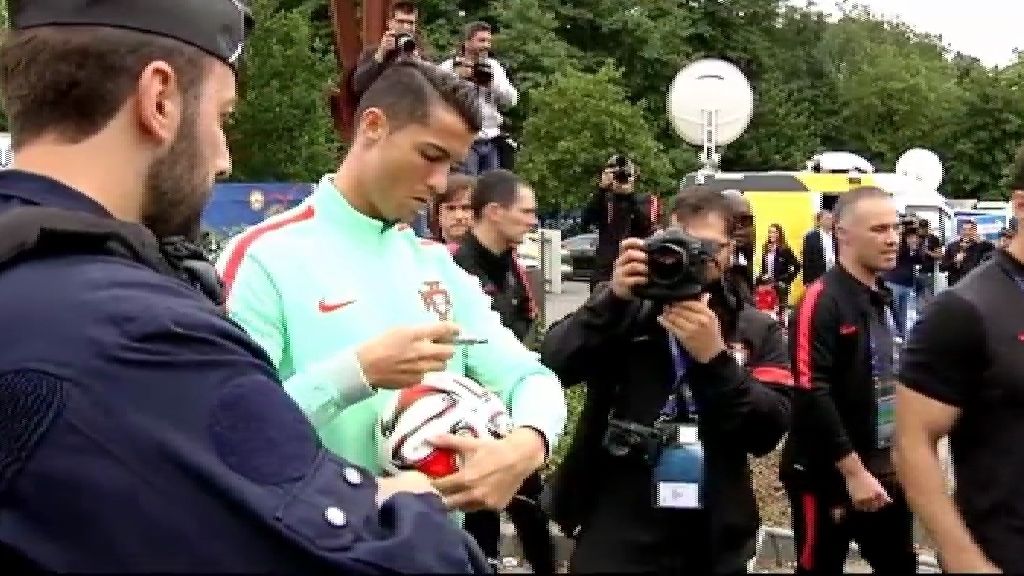 Cristiano Ronaldo enloquece a los fans portugueses desplazados a Francia
