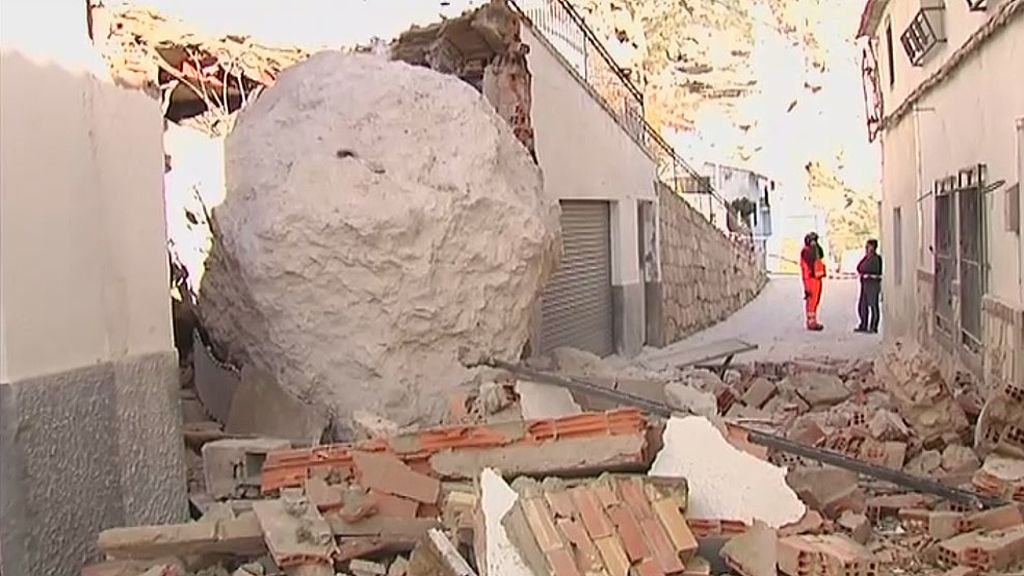 Una roca gigante arrasa varias casas en el municipio albaceteño de Alcalá del Júcar