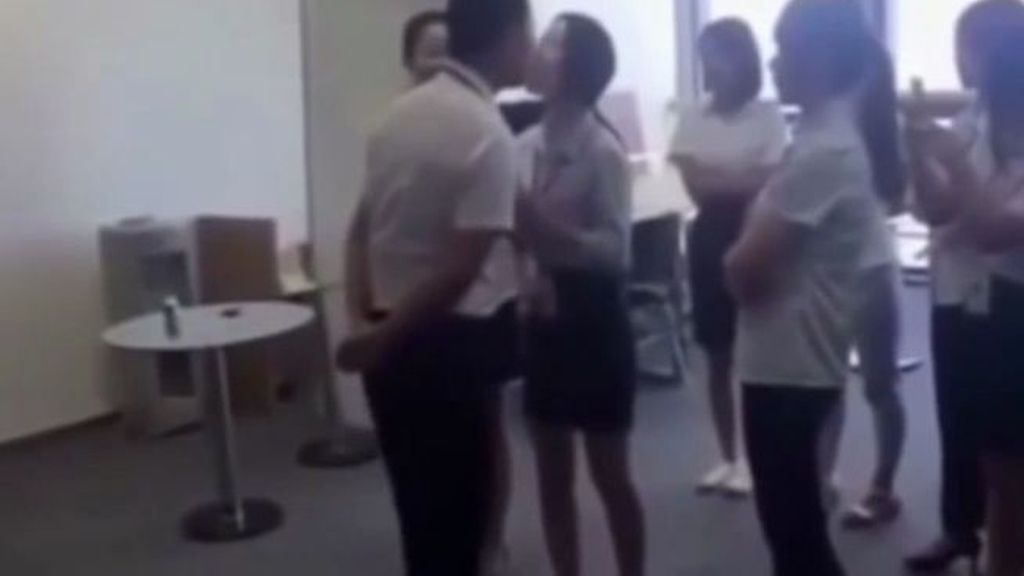 El jefe chino que obliga a sus empleadas a darle un beso cada mañana
