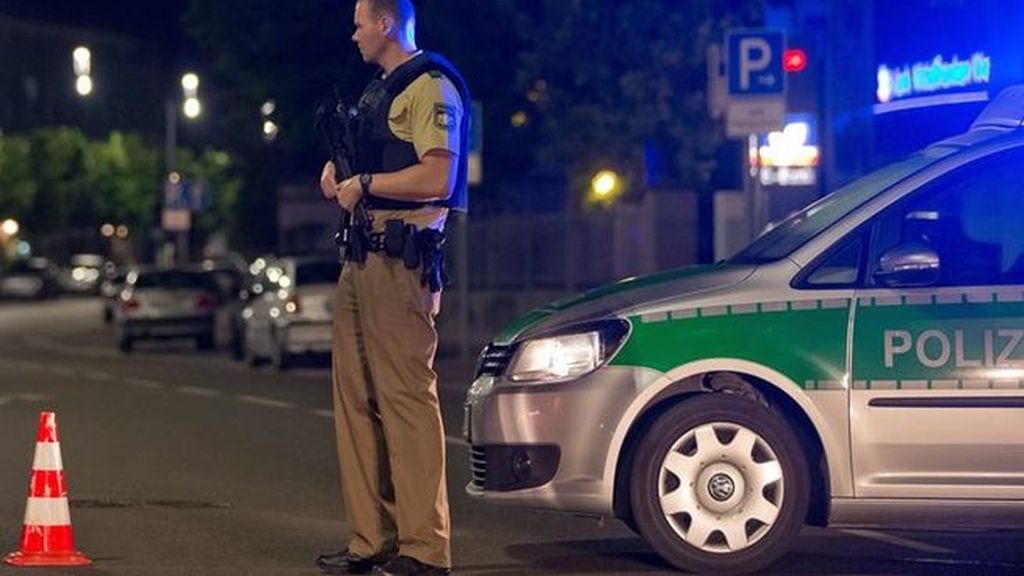 Un hombre mata a una persona y hiere a otras 12 al detonar una bomba en Ansbach