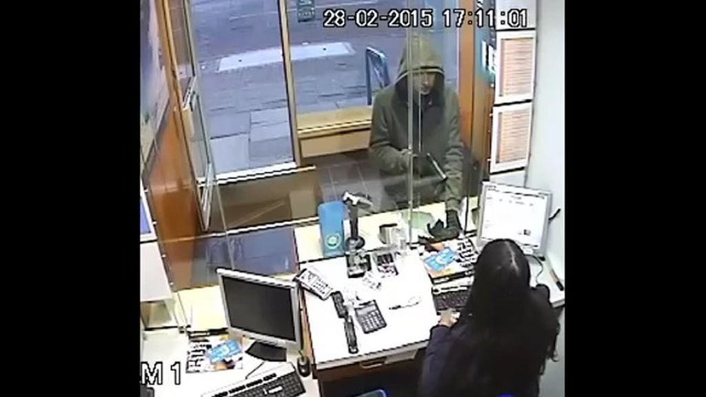 Una cajera se niega a entregar el dinero a un ladrón que le apuntaba a la cabeza