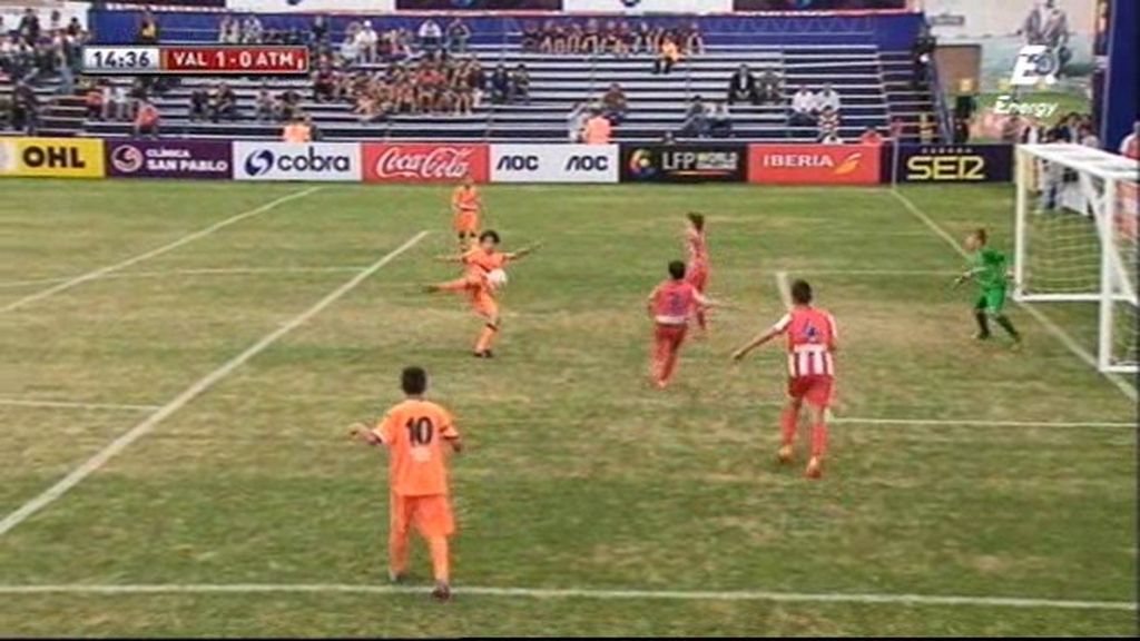 Ferrán estrella la primera volea en el larguero pero acierta en el rebote Ferrán estrella la primera volea en el larguero pero acierta en el rebote