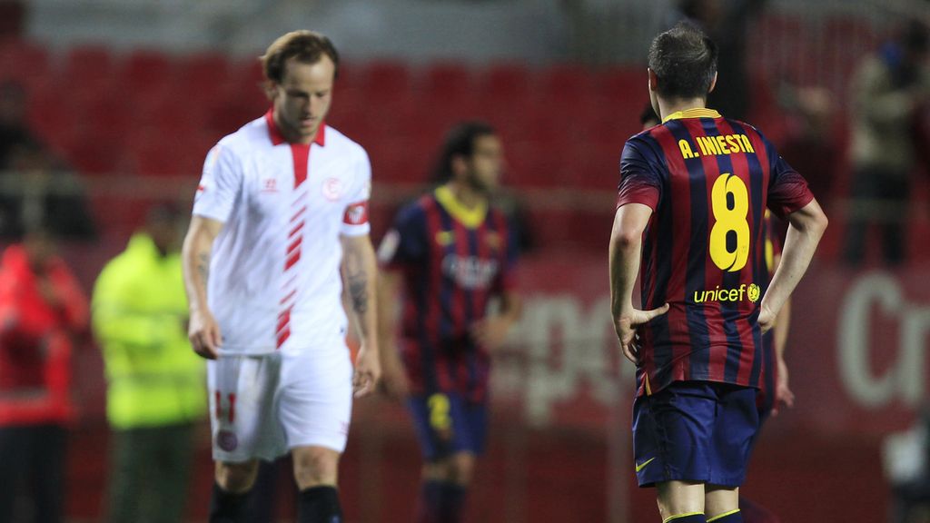 Iniesta baila bajo la lluvia de Sevilla