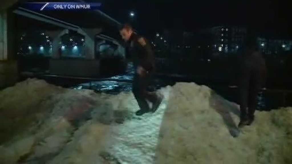 Rescatan a una mujer que acaba de caer a un río helado