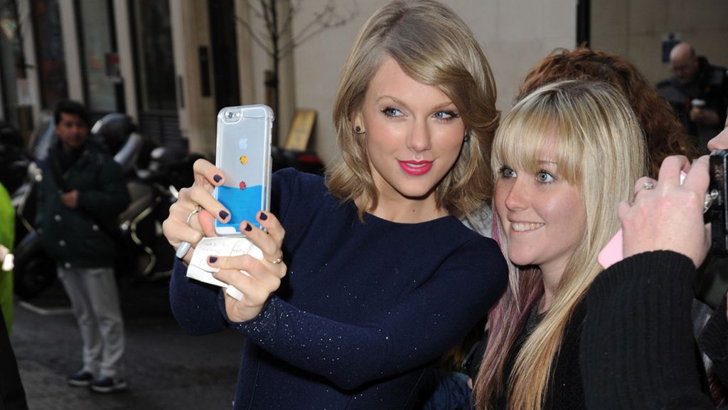 Otros famosos que sufren la denominada 'fiebre de los selfies'