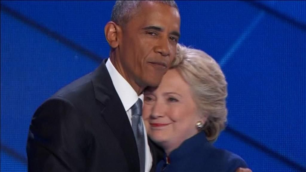 Obama y Hillary se funden en un abrazo que huele a despedida