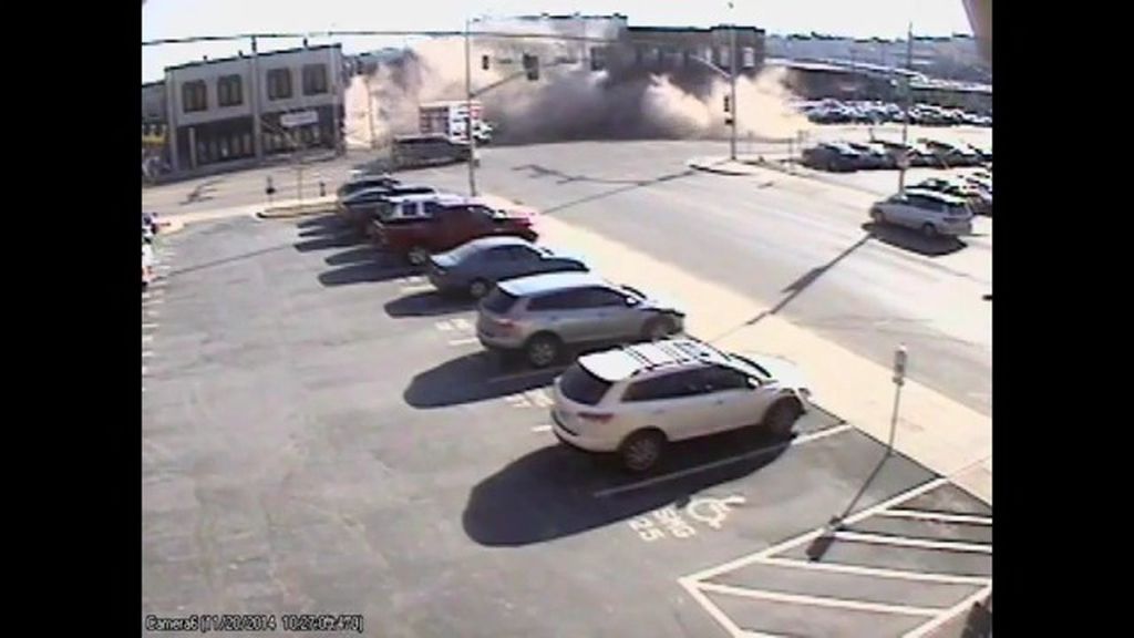 Un coche derriba un edificio tras una persecución